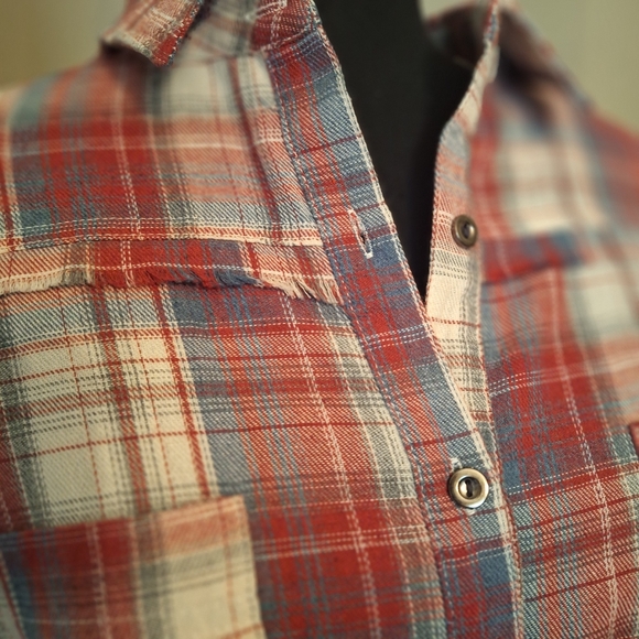 NWT Easel flannel distressed fringe asymmetrical Soft Red White Blue Size M - Picture 7 of 16